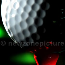 Golfball auf Tee