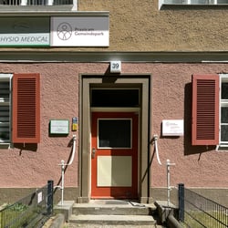Beschilderung außen – Corporate Design für Arztpraxis am Gemeindepark