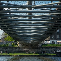 Unter der Pater Bernatek Fußgängerbrücke, Krakau, Polen 2018.