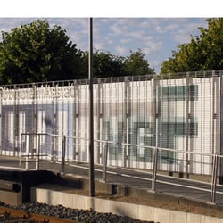 Einhausung, Technikgebäude