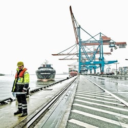Portrait-Arbeiter-Hafen-Hamburg