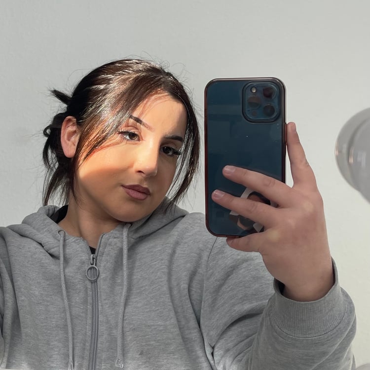 Makeup Artist Bahar Uygur