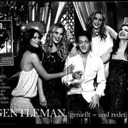 Exclusives Shooting mit Fußballstar Mesut Özil  Die Models Models Sabrina (links), Jasmin Simone (2. v. links) und Erin (ganz r