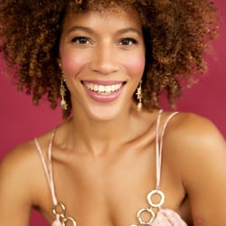 Natürliches Commercial-Headshot mit authentischer Ausstrahlung für internationale Werbekampagnen und Modelportfolios