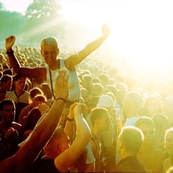Tanz auf den Schultern – Loveparade Berlin 1999