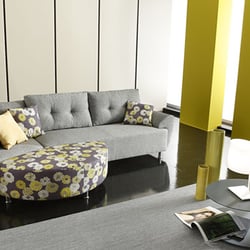 Sofa mit rundem Eckteil und Pouff