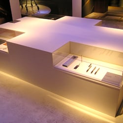 Vitrine in Kreuzform