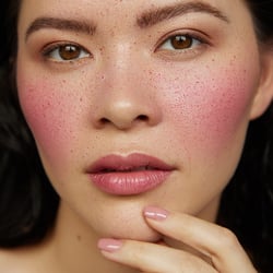 Natürliches Beautybild mit Fokus auf hochwertiges Make-up und ein harmonisches Gesamtbild.