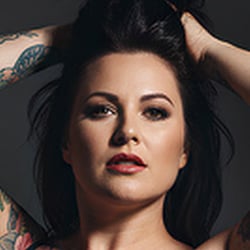 Curvy Inked Boudoir – Fotoshooting Boudoir-Fotografie