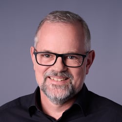 business-headshot-manager-grauer-hintergrund