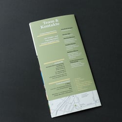 Rückseite des Falters, mit Kontaktdaten und Vorstellung des Teams