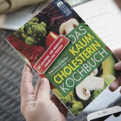 buchgestaltung-kaum-cholesterin-kochbuch-buchcover-mockup