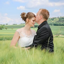 Sinnliches Hochzeitsportrait in einem Feld unterhalb der Amöneburg