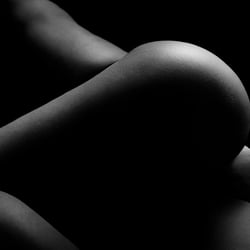 Ästhetische Aktfotografie in schwarzweiß mit Licht und Schatten