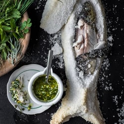 Seeforelle in der Salzkruste und Salsa Verde