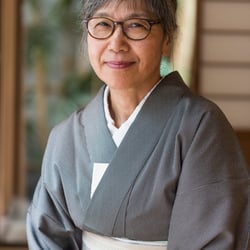 Die gebürtige Japanerin Frau Fujita-Regner ist heute die Gastgeberin der Teezeremonie.