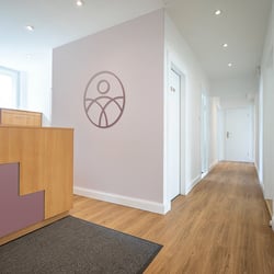 Eingangsbereich mit Logo an der Rezeption – Corporate Design für Arztpraxis am Gemeindepark