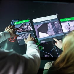 Multitouch Table mit interaktiver Software im Showroom