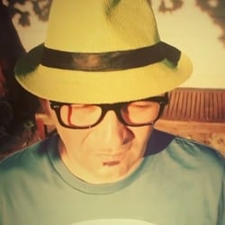 Gabriel le Mar mit seinem echten Green Hat. Überblendung in Filmfootage komplett