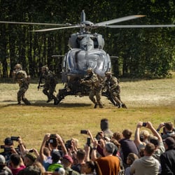 Dynamische Vorführung Bundeswehr – Fallschirmjäger