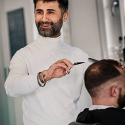 Friseurmeister bei der Arbeit