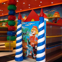 Toy Shop Fassadenentwurf im Airport Athen – dem Olympiamaskottchen von 2004 nachempfunden