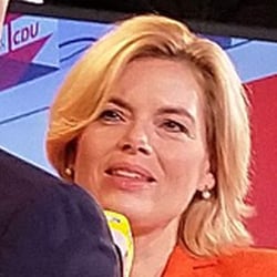 Julia Glöckler