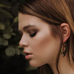 Fotografie: Jana Jukebal Model: Lara-Joy Gerstler MUA: Kristina Velko Styling: Charlotte Gottfried