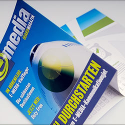 Informationsfolder zu einer Verkaufspräsentation in einem Flugzeug – E-MEDIA