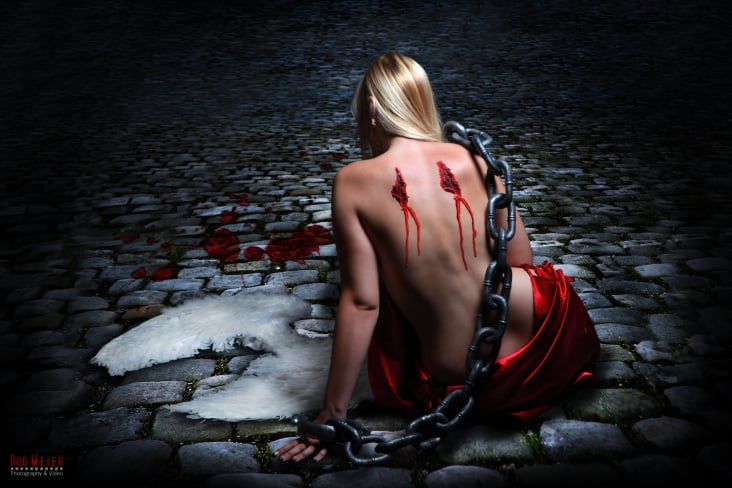 Fallen Angel – Teilakt im Studio als Composing – Engelsflügel, Ketten, Blut – als Poster