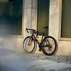 junge-Frau-mit-Fahrrad-in-Berlin-Arthur-Pohlit-8