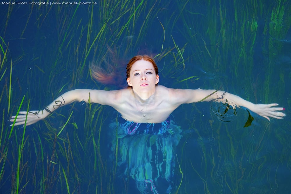 Kleid im Wasser