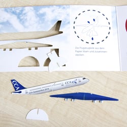 Ausgebrochene Einzelteile des Flugzeugs aus der Save the Date-Karte