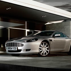 Transportation/Autofotografie  –  AstonMartin vor Architektur
