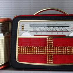 Rechts unsere Radiohandtasche Akkord U61 schwarz-rot, links ein original Radio im Fundzustand