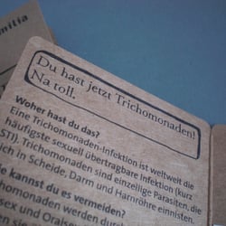 Aufklärungskampagen zu STI-Sexuell übertragbaren Infektionen, Tattoo-Etuis mit Inhalt.
