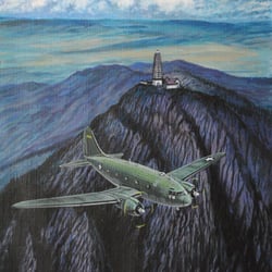 Curtiss C-46 beim Flug über „The Hump“ (Der Buckel) 1944. Acryl auf Ölkarton.