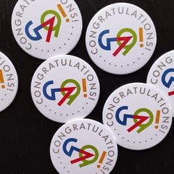 Buttons mit Logo zum Firmen-Jubiläum