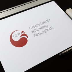 Gesellschaft für zeitgemäße Pädagogik e.V. | Logo