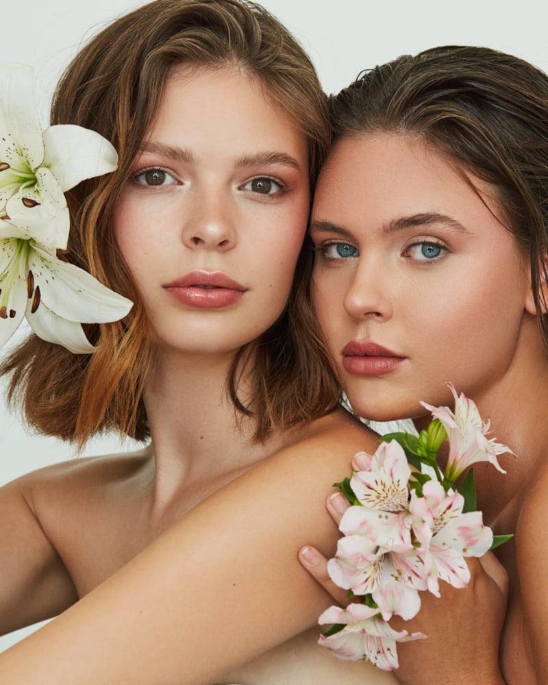 Editorial Beauty-Portrait mit Blumen und romantischer Bildsprache.