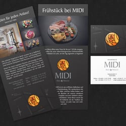 Flyer und Visitenkarten auf hochwertigem, festem Papier mit einer partitionellen 3D-Lackierung.