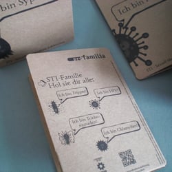 Aufklärungskampagen zu STI-Sexuell übertragbaren Infektionen, Tattoo-Etuis mit Inhalt.