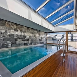 Schwimmbad mit Edelstahlbecken – Showroom der Firma Kühne Pool – und Wellnesstechnik