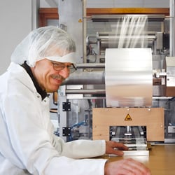 Schokoladenverpackung in einer Behindertenwerkstatt
