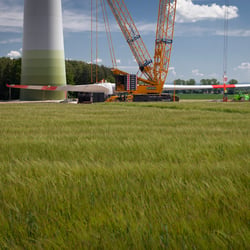 Die Baustelle mit liegendem Rotor