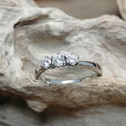 585/-Weißgoldring mit 3 Brillanten
