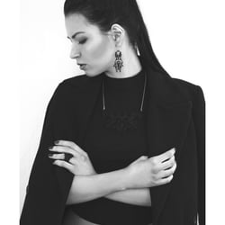 Model mit Schmuck