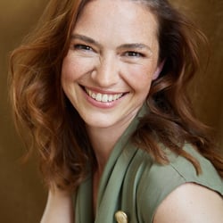 Natürliches Headshot für Commercial-Models mit authentischer Ausstrahlung für Lifestyle-, Gesundheits- und Werbekampagnen