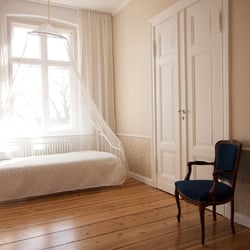 Mietstudio-Chambres-Potsdam-Berlin-mit-romantischem-Himmelbett-zur-Miete