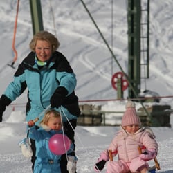 Beatrix I, Königin der Niederlande mit Enkelkindern in Lech am Arlberg